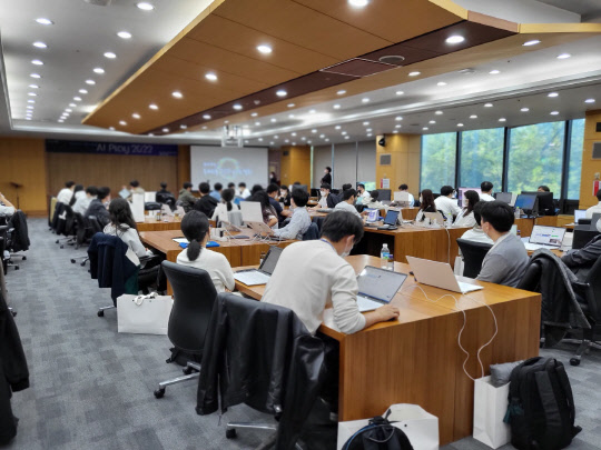 'AI 플레이 2022' 본선에 진출한 참가자들이 설명을 듣고 있다.